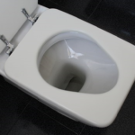 簡単！トイレの赤カビの落とし方や予防法について